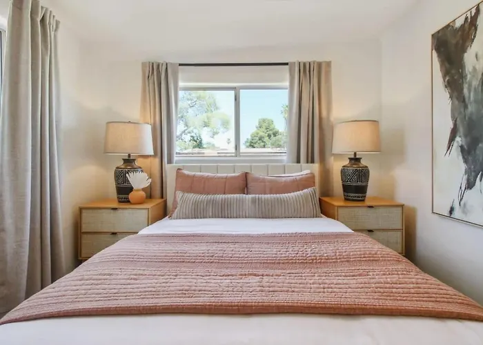Serene Heated Pool & Games Holiday home Phoenix